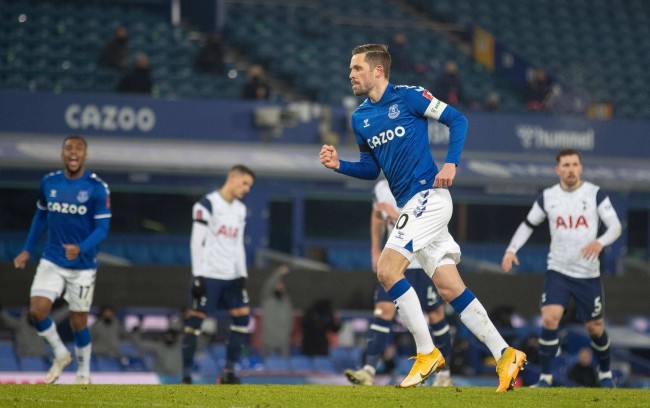 给对方前锋 给对方前锋